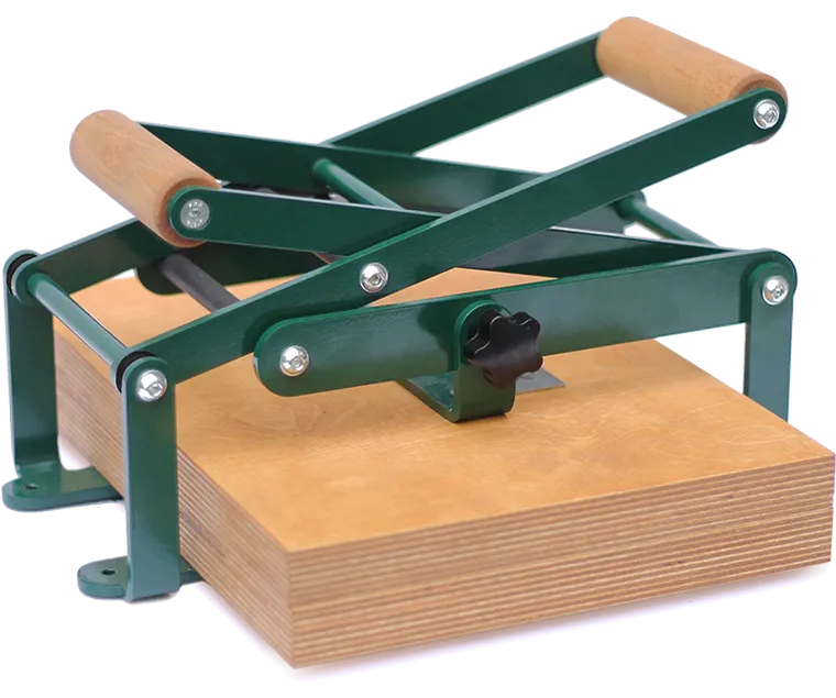 Size A4 wooden linocut printing press made with the highest quality materials on the market, two levers for each size, centering lines and other features.