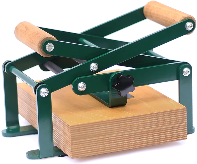 Size A5 wooden linocut printing press made with the highest quality materials on the market, two levers for each size, centering lines and other features.